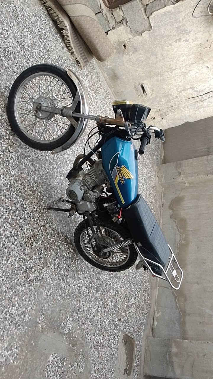 سلام عليكم درجه يراني 5كير درجه شغاله وخير من الله شلعه ومعدل مكينه خرسه متسمع صوت ناعمه كلش بس بيه خيط تبخير ومن تجمع ايروح ترايك وين متريد ضفيره جديده باتري جديد بريك جديد هورن سلف مالته يحتاجله دشلي  والباقي كدامك مكاني بغداد مدينه الصدر بيع او مراوس السعر 275 وبيه مجال *********** رقمي بي واتساب
