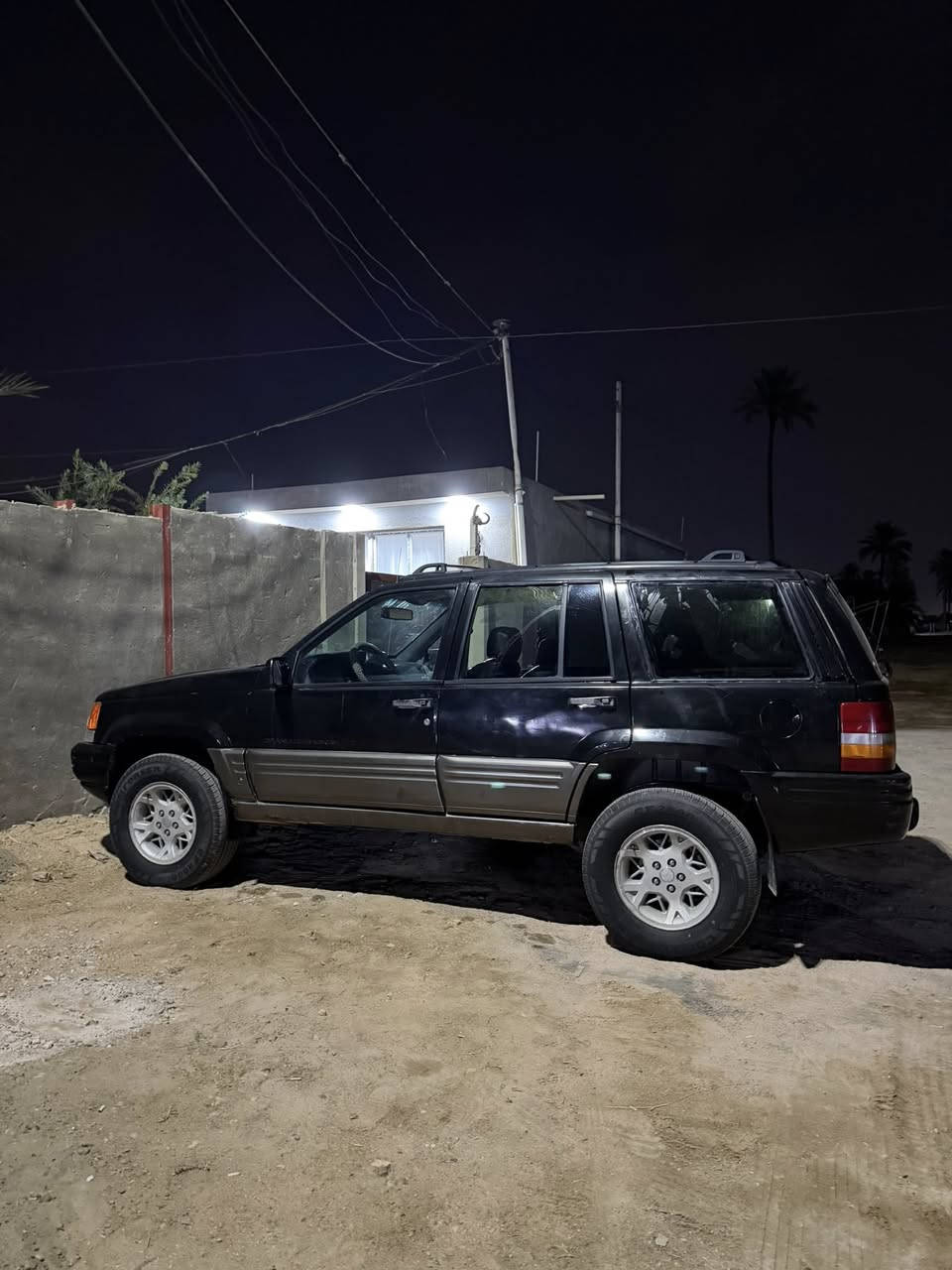 السلام عليكم جيب شيروكي موديل 1998
للبيع رقم بغداد بسمي كير مكينه بطه ثنين ونص مجول 
تخم تاير جديد حداديه هم فدوه اروحلك لا تكلي شبيها مابيها هيه موديل قديم تجي تفحص وتقتنع بعينك احسن بس السياره حلوه ونضيفه السعر 38 وبيها مجال حك الجيه ***********
مكان السياره حله الحمزه الغربي
