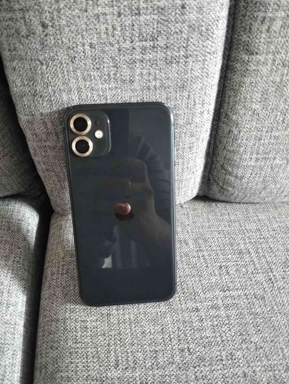 للبيع آيفون 11 عادي نضيف
​الجهاز: iPhone 11، نظيف واستخدام شخصي.
​الشاشة: أصلية (وكالة).
​البطارية: 71% (تحتاج تبديل وتظهر رسالة "خدمة").
​ملاحظات: الجهاز يشتغل تمام وما بيه أي خلل ثاني، والشاشة أصلية ومبدلة بمكانها الأصلي.
​السعر: 200 ألف وبيه مجال بسيط للطيبين
رقم الهاتف ***********
