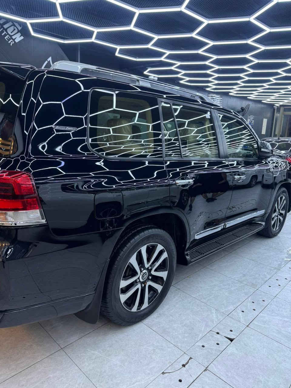 سلام عليكم 

لاندكروز موديل 19 
محرك v8 4600 المرغوب 
السيارة فئة كراند تورنك 
فول مواصفات ومعروفة 
بيها بارد بسيط جدا بالصندوق 
مغلفة بالكامل ppf ضمان ١٠ سنوات 
ماشية 104 حقيقي 
سعرها 485 مع المجال و التقدير 
مكاني بغداد حي اور 
***********
