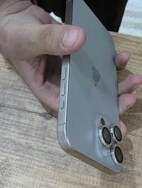 ايفون 15 برو ماكس تيتانيوم كارتونه وكيبل شاحن الاصلي مال الشركه مكفول ...