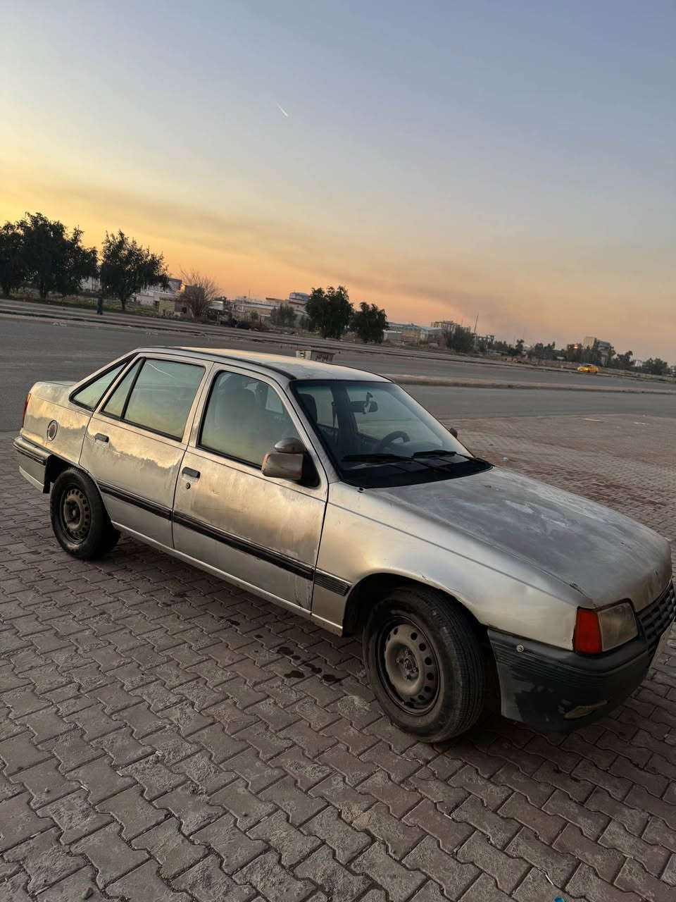 دايو ريسر موديل 92 خليجي، لون رصاصي، رقم كركوك.

🔹السنوية لحد سنة 2027 وباسمي السيارة.
🔹البيع بشرط تحويل أو وكالة.
🔹بيها بطاقة بنزين.
🔹محرك 16، يمشي عالبنزين العادي، كير أوتوماتيك بيلاد مو محور.
🔹السيارة بدون صبغ.
🔹كير ومحرك بشرط لا صرف ولا بخار.
🔹وغراض الكاديت كله ترهم اله هي نفس الشي.
🔹بيها تبريد بيلاد مو محور بس ما يشتغل حاليًا ويحتاج تصليح فقط.

السعر 33 ورقة
مكاني كركوك
والشراي يخابرني 
0️⃣7️⃣7️⃣2️⃣5️⃣5️⃣0️⃣4️⃣2️⃣7️⃣5️⃣ كركوك, العراق
