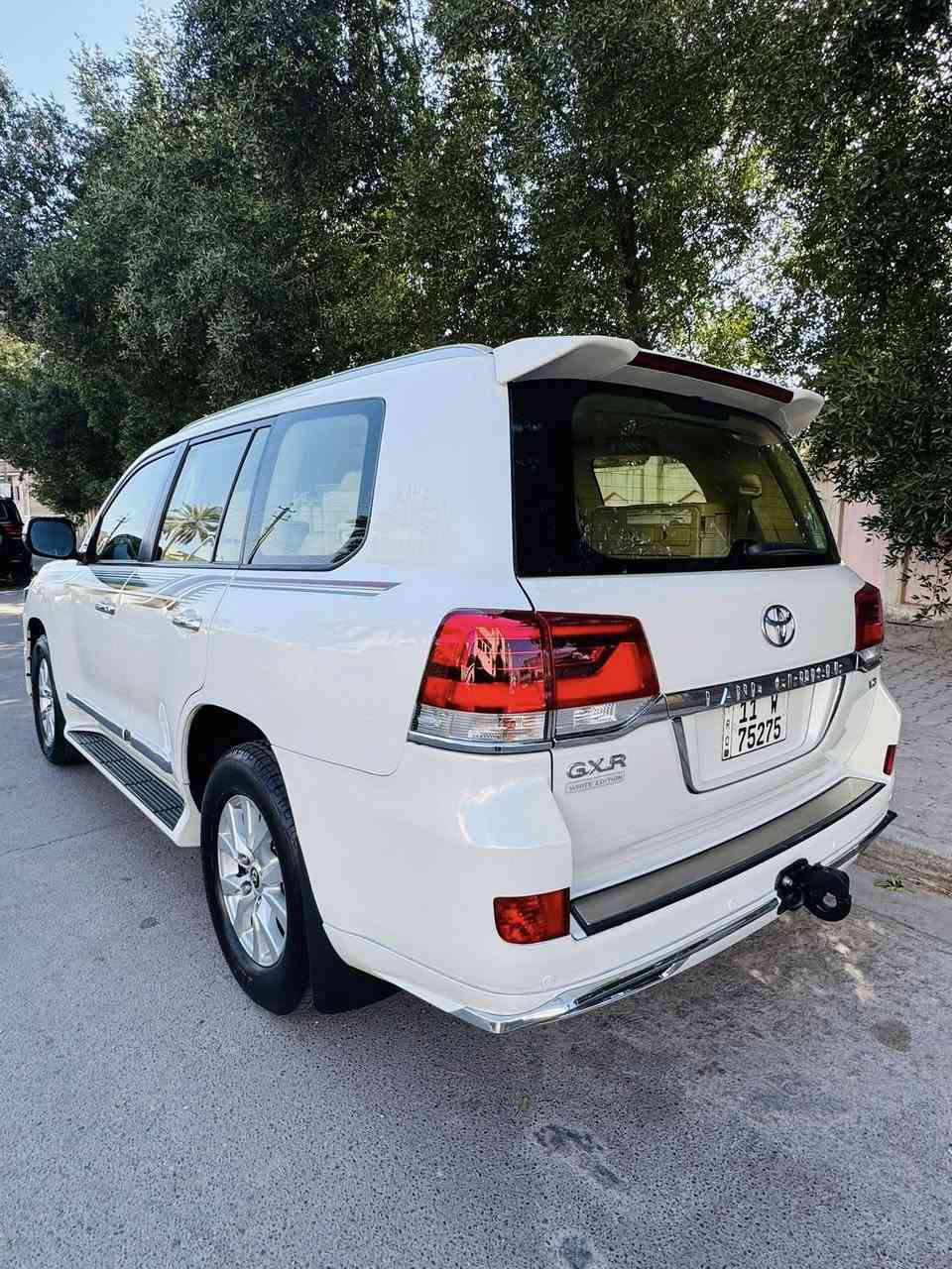 السلام عليكم للبيع لاند كروز موديل 2017 GX.Rوايت تديشن الباب الاول السياره  ماشيه 110 الف وسونارهة مرفق مع صور رقم جديد باسمي تحويل مباشر السياره فول مواصفات ٣ شاشات شاحن وايرليس كشنات جلد كرسين كهرباء سونرهة مرفق مع الصور مكانهة بغداد حي العدل السعر 445 وبيهة مجال لشراي 
***********
