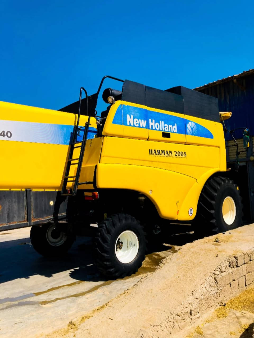 حاصده انيو هولند للبيع مكفوله كفاله عامه 
نوع cs540 هايدرو 5 بلم  موديل 2005 
طبله 17 
العنوان الحله الحمزه الغربي الخميسيه 
***********
***********
