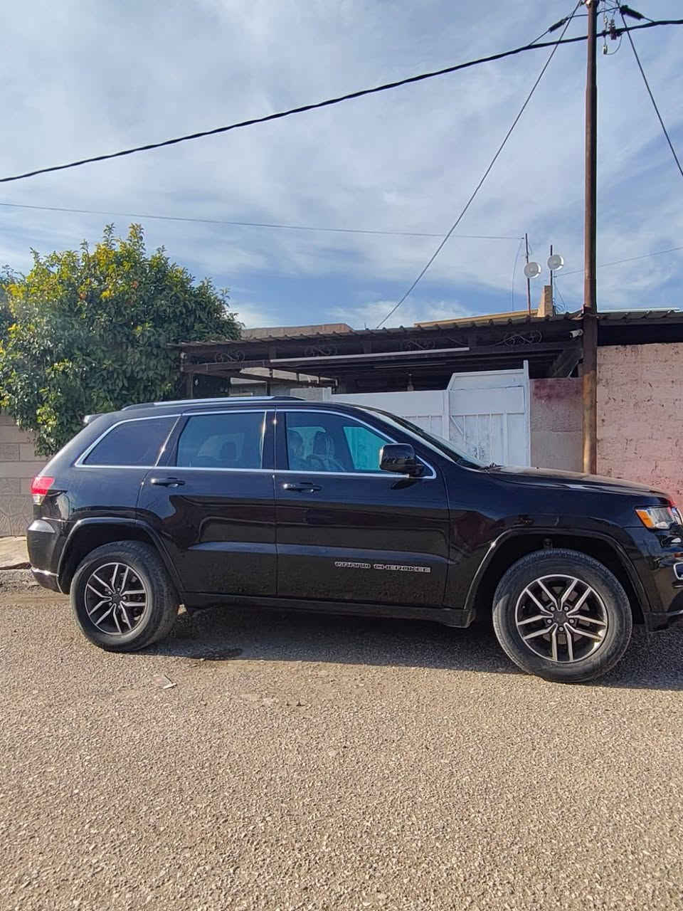 سلام عليكم اخوان عندي جيب لاريدو 4×4 للبيع او مراوس   مواصفات الكاميرا خلفي و امامي  شاشة لمس رادار خلفي مع امامي كشنات كهربائية و بالإضافة الگير والمكينه من دعاميه  لدعاميه بشرط تشغيل بصمة وتشغيل بعد/  فقط بيه اربع اصابع كارت بالجامرلغ الامامي /سنوية وهزة جديدة وسيارة بأسمي شرط تحويل والاستفسار اكثر اتفضل ع خاص او خابر على هذا الرقم *********** مكاني كركوك
