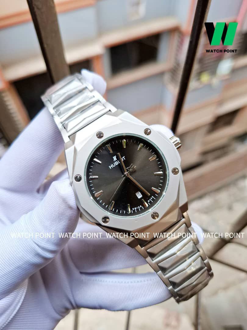 ساعة هوبلو (Hublot) بتصميم عصري جريء
​تجمع هذه الساعة بين الفخامة الرياضية والتصميم الهندسي المبتكر. تتميز بميناء هيكلي (Skeleton) يكشف عن تفاصيل الحركة الداخلية المعقدة، مما يمنحها مظهراً تقنياً فريداً.
​الهيكل: تصميم مسدس الزوايا بلمسة فضية مطفية (Matte Finish) مع البراغي الظاهرة التي تعكس هوية الماركة.
​السوار: معدني متصل بتصميم هندسي مريح يتناسب مع معصم اليد بانسجام.
​الإطلالة: خيار مثالي لمن يبحث عن ساعة "فريدة" تلفت الأنظار وتناسب المناسبات الرسمية والكاجوال الفاخرة
السعر :


**إذا كنت صاحب هذا الإعلان وتريد حذفه لأي سبب، رجاءا أرسل رسالة إلى الدعم الفني**