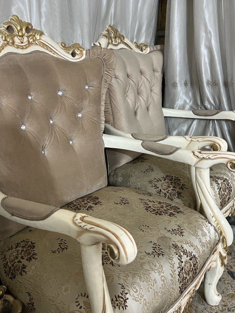 تخم ملكي كامل بدون اضرار فقط يحتاج غسل 
ويا طبله وسطيه لون ابيض + اربع طبلات صغار 
بي مجال 