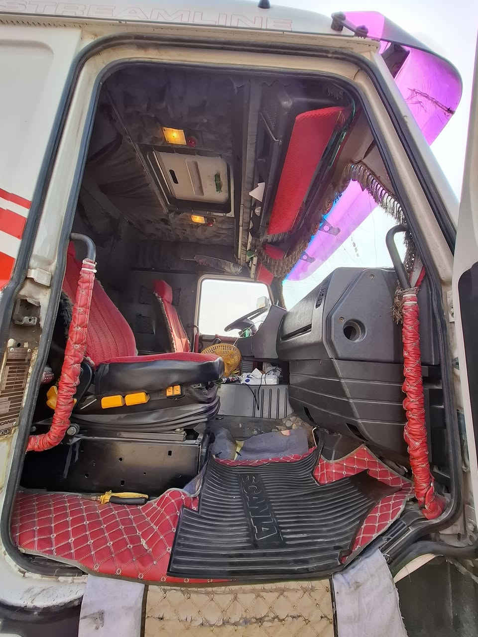 سلام عليكم للبيع سكانيا بطه موديل 1997 مكفوله كفاله عامه رقم انكليزي مرسمه. بأسمي تحويل مباشر  حجم 113 بم كهربائي 380    كير. 3x3  غير متواجد على الفيس مكفوله ***********
