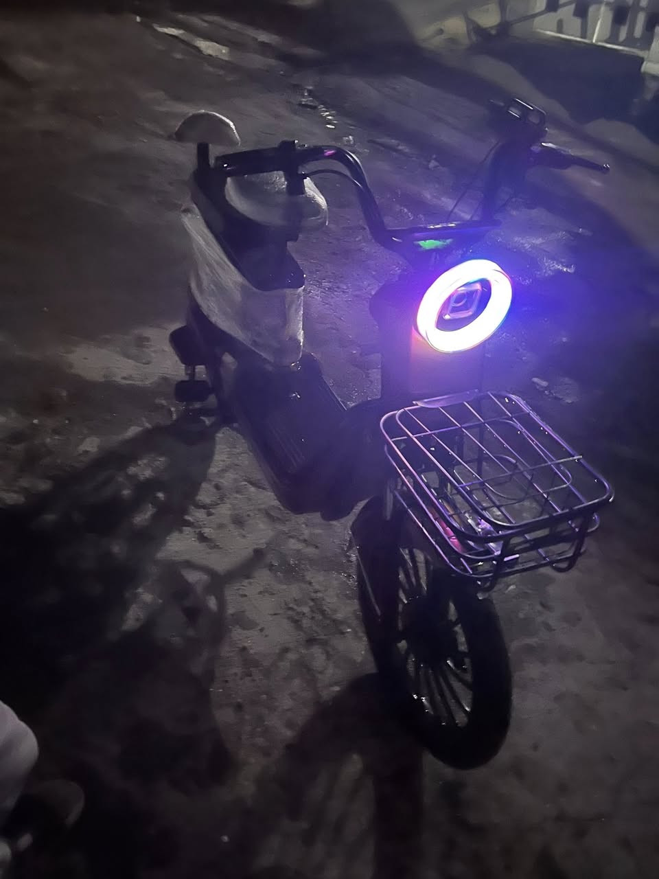 للبيع : ماطور شحن (AL KURO) موديل 2025  5 بطاريات تشغيل سويج + بصمه كارت بلوتوث شغال كهربائيات كامل 
سعر 300 وبي مجال ***********
