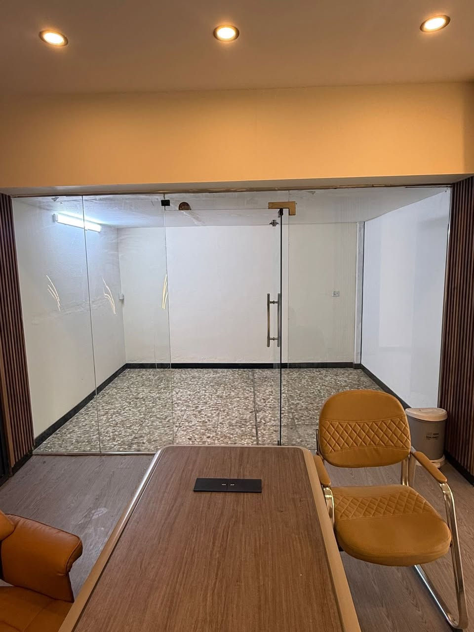 سلام عليكم محل لليجار يم الضربه يصلح مكتب دلاليه اوصالون نسائي اوحلاقه اومكتبه اي مشروع  المحل كامل ديكور جاهز للستفسار ***********
