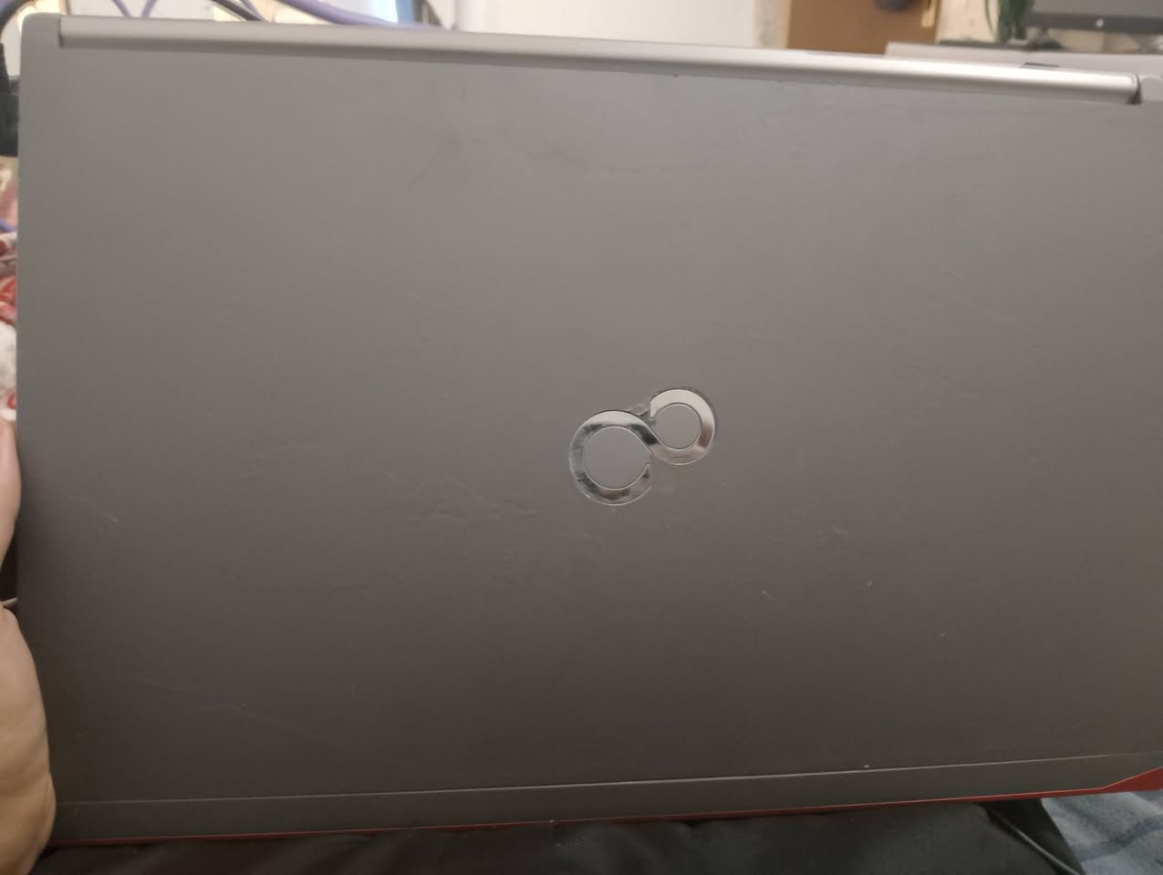 السلام عليكم
الابتوب للمراوس pc او للبيع 

لابتوب Fujitsu LIFEBOOK E756 ياباني أصلي بحالة ممتازة
​
​🔍 المواصفات الفنية للجهاز:
​الموديل: Fujitsu LIFEBOOK E756 (صناعة يابانية بالكامل Made in Japan).
​المعالج: Intel Core i5-6200U CPU @ 2.30GHz up to 2.40 GHz.
​الذاكرة العشوائية (RAM): 8.00 جيجابايت.
​النظام: Windows 11 Pro أصلي ومفعل.
​لوحة المفاتيح: كيبورد كامل مريح يدعم اللغتين العربية والإنجليزية، مع إضاءة خلفية (Backlit Keyboard) وقارئ بصمة مدمج للأمان

ملاحظة الابتوب يحتاج رامات 
متواجد واتساب 
***********
