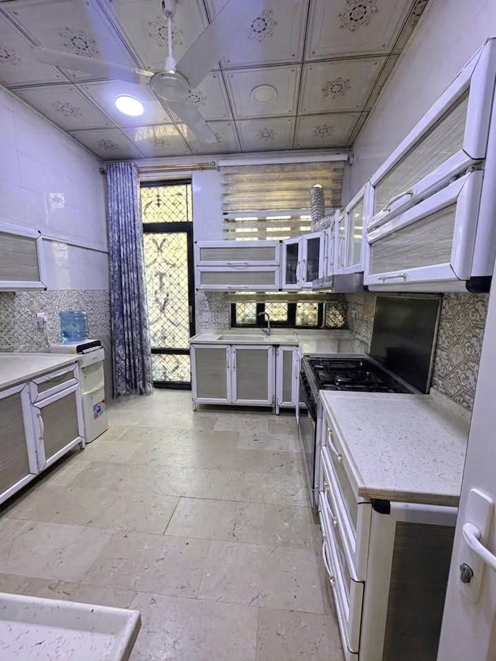دار للبيع – مجمع الفرات السكني🏠
* المساحة: 108 م²
* البناء: درجة أولى
* طابقان

الطابق الأرضي:
غرفة نوم، استقبال، صالة كبيرة، مطبخ، حمام، وتواليت خارجي.

الطابق الثاني:
غرفتا نوم (إحداهما ماستر)، صالة كبيرة، وحمام.

المميزات:

* واجهة وأرضيات مرمر.
* موقع مميز على طريق الحر مقابل الاتحاد الرياضي.
* جميع الخدمات متوفرة: كهرباء بمحولات خاصة، ماء، مجاري، تصريف أمطار، شوارع مبلطة، وحدائق أمام كل دار

للأستفسار التواصل على الرقم التالي👇🏻☎️
***********‬📞
