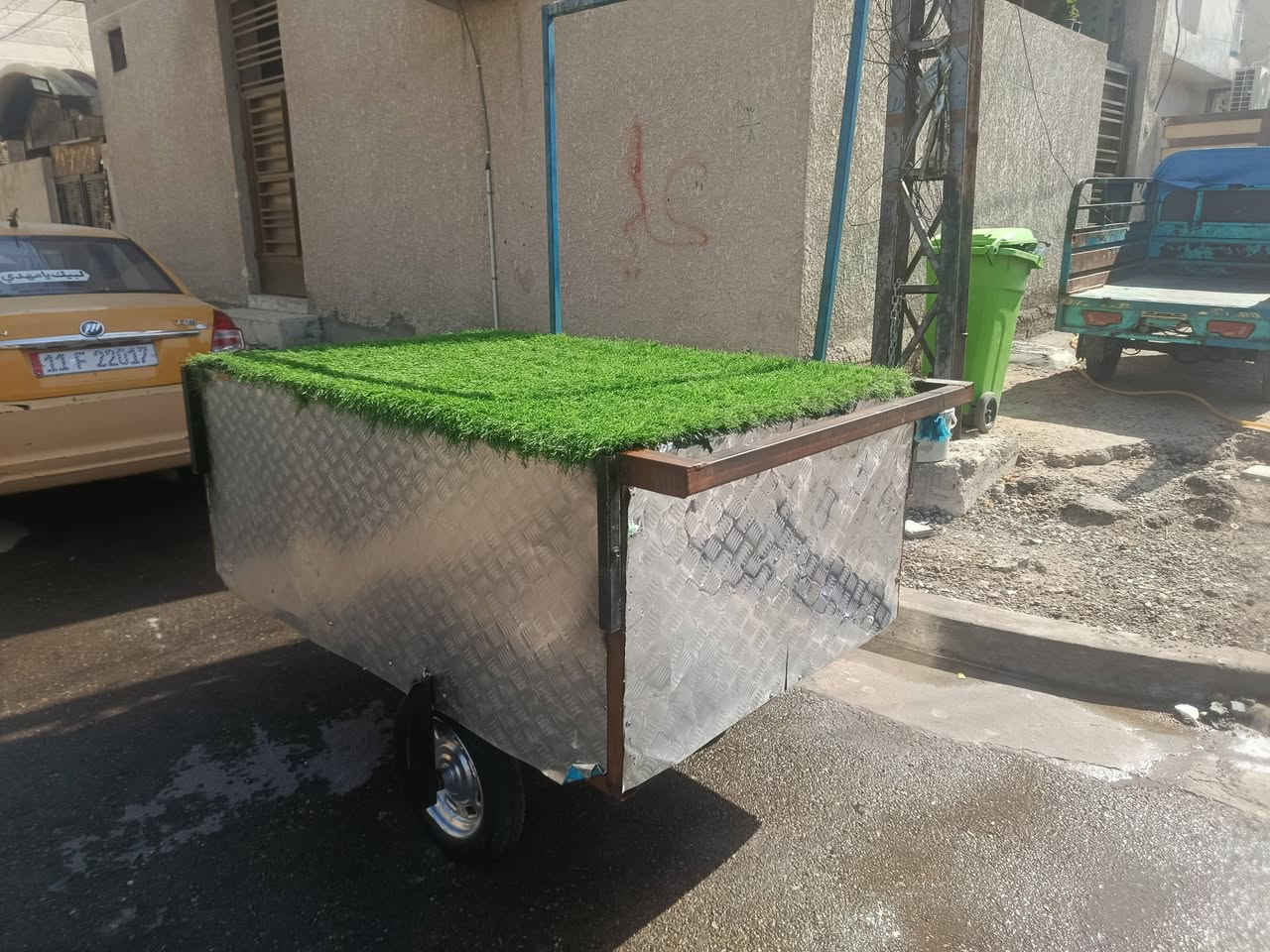 السلام عليكم  عربان البيع تكدر تاخذه تشتغل بيه شربت. او تبيع بيه ملابس  كلشي يصير بيه بيه مخزان كلش حلو ونضيف وجديد عربان وجهيته كلش حلو.  سعر 400الف بيه مجال رقم. ***********
