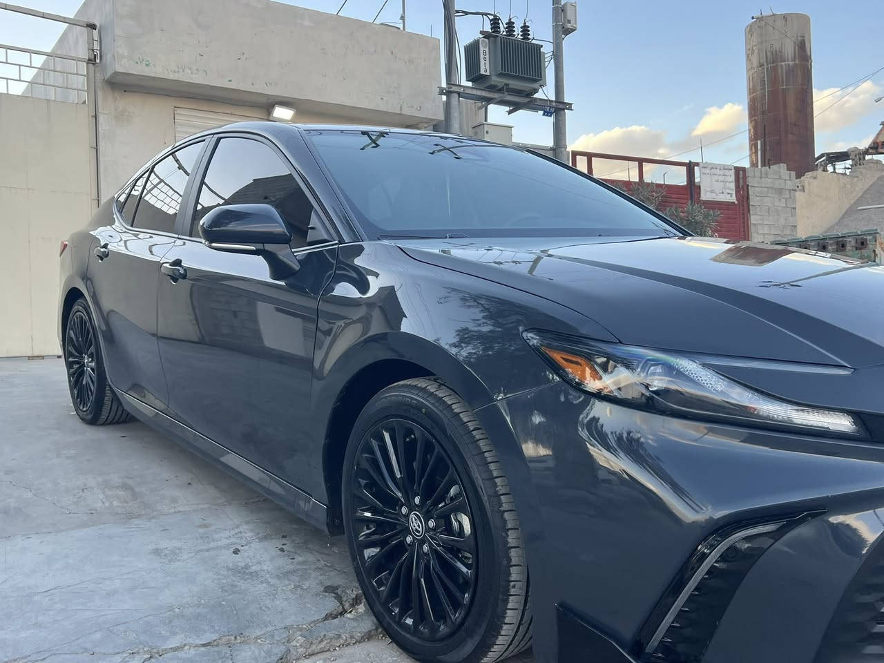 Camry HEV  2025 LE 
sayaraka bas bonyty boyaxa 13 hazar roshtuwa hamw giane bashart zor mazbuta karty jam rashy bo yak sall haya 
LE  hamw  mwasfaty dyara …
Nrxy 245 gallaw kamek majal 
Tkaya agar mushtary nabwy sarey xot mayashena 
La bar away hamw shtek bas krawa
***********
***********
