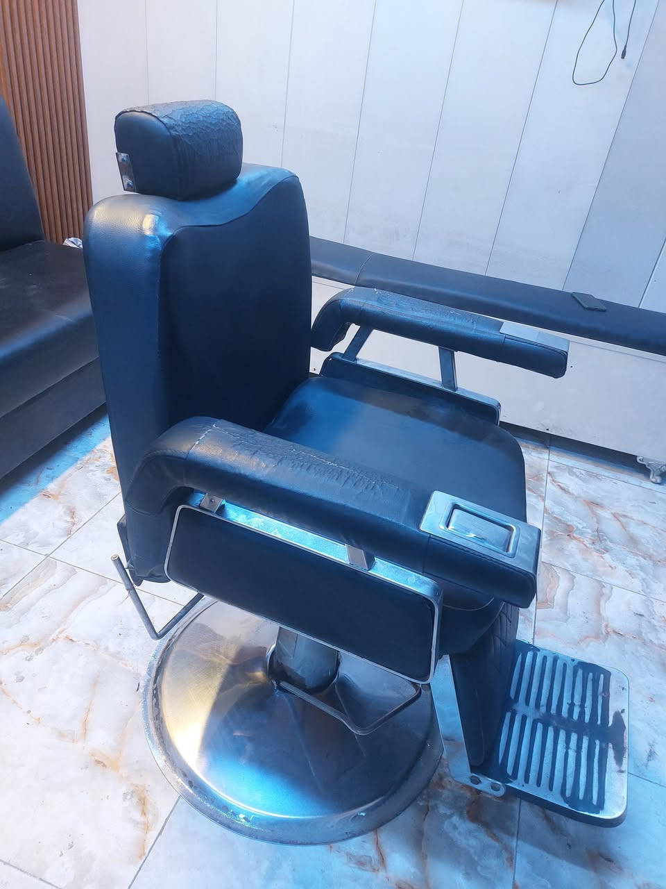كرسي حلاقة للبيع ١٠٠ قفل المكان المحمودية ناحية الرشيد ***********

