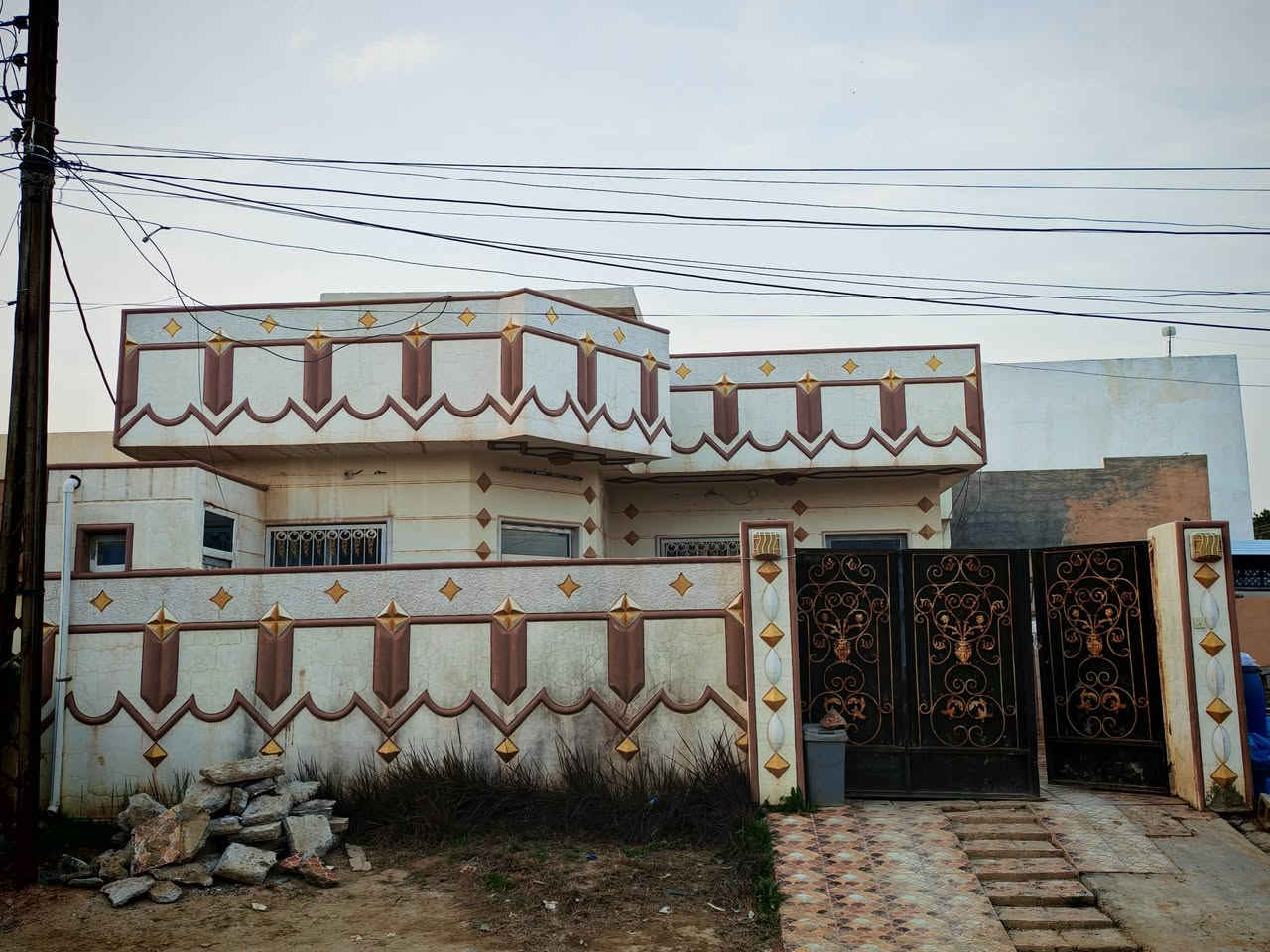 الدار للبيع ‼️
العنوان تكريت/القادسيه/شارع ابو عقرب/قرب جامع اقرأ
  
مساحة الدار ▪️150 متر▪️
10 × 15 مربع
استقبال + مطبخ + صاله + صحيات داخليه و خارجيه + 2 غرف نوم
 السعر 🔸90🔸 وبيه مجال شي قليل
رقم الهاتف 📞
🔹***********🔹
