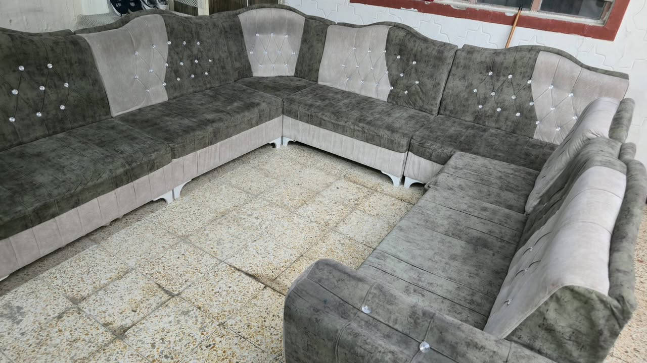 السلام عليكم
طخم للبيع صورو وفيديو مصورو 
بي قطعه وحده مكسور المقعد مالو 
قيمو بما يرضي الله 
للاستفسار 
***********
