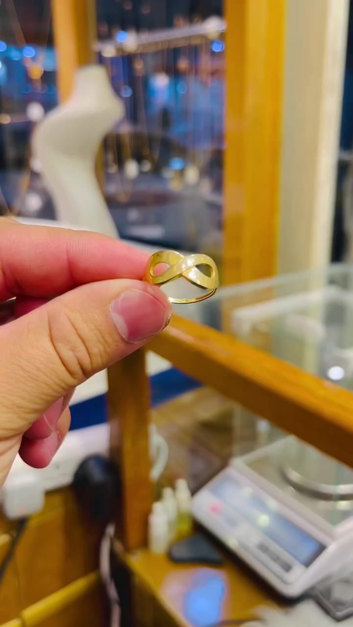 مستخدم نظيف (كسر) 
صياغة ومجوهرات رفيف
***********
