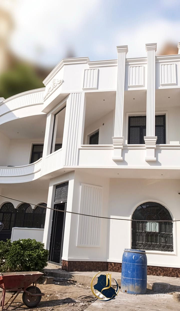 شموخ العراق للمقاولات العامة 🏗️ 
" بناء ، هدم ، ترميم ، أشراف هندسي ، تنفيذ " 

تندر بناء كامل - تسليم مفتاح 🔑.

✨ بالمواصفات التالية : 
1- هدم الدار ورفع الأنقاض وتنظيف الأرض جيداً من الاوساخ والأنقاض .
2- فرش الجلمود والسبيس المفحوص وحدله مع الرشق بحادلة 20 طن . 
3- رش مبيدات الأفات .
4- فرش الأرض بأكملها بنايلون زراعي سميك .
5- تأسيس الحصيرة الاولى والجسور حسب تصميم الخارطة بالشيش ff اوماس ورفعها عن الارض ( سبينسر ) .
6- تأسيس المجاري نوع الامل الشريف 4 انج مع عمل قالب ثابت للمنهولات واغلاقه حتى نهاية العمل وتسليط الانابيب بطرق هندسية .
7- تسليح الأرض بشبكة ثانية من حديد ff اوماس 12 ملم للحصيرة و 16 ملم للجسور الحاملة للجدران حسب عدد الطوابق والتصميم النشائي . 
8- صب الارضية ( رفت ) صب مركزي c35 بأرتفاع لا يقل عن 40 سم مع رش الكلوريدين قبل الصب . 

• ثانياً : الهيكل . 
1- صب بتلو 20 سم من الاسمنت المقاوم .
2- بناء الدار بأرتفاع 3.10 وبطابوق جمهوري ( حجي ابراهيم ) للطابق الارضي قليل من الاملاح مع تثبيت انابيب المرازيب والسبالت والستلايت والانترنت مع البناء . 
3- عمل قالب الطابق الارضي وعمل رباط سقف للطابق الارضي 40 سم وفوق الابواب والشبابيك للطابق الاول 40 سم مع مرد ماء 20x20 .
4- تثبيت انابيب الكهرباء بالسقف فقط .
5- تسليح بشيش ff اوماس بأبعاد 25 سم وعمل جسور مخفية في المساحات الكبيرة .
6- صب السقف صب مركزي C30 .

✨ الكهرباء والماء والاشتايكر : 
1- يتم تأسيس انابيب الماء للدار 3 خطوط ppr امل الشريف او تركي مسلح وتسليك اكثر من خط للنازل مع تأسيس انابيب التقطير للسبالت وتثبيت خلاطات تركي دفن 3 خطوط . 
2- يتم تشطيب الخلاطات والصحيات تركي .
3- يتم تأسيس الكهرباء سيمنس والملحقات اماراتية .
4- لبخ جدران السطح وطلسه وثم تطبيك السطح بمادة الاشتايكر مع وضع عوازل قير + فلين سمك 3 سم من قبل شركة .

• ثالثاً : التشطيب . 
1- يتم وضع فريم مرمر وثم تركيب شبابيك حديد او pvc حسب رغبة صاحب الدار .
2- يتم تركيب الابواب الحديد للخارج و لباب البيتونة و ابواب خشب عراقي بأرتفاع 2.10 للداخل وابواب pvc للخدمات والمناور حسب الرغبة من قبل صاحب الدار وباب الاستقبال قاصة + باب المطبخ 250 دولار .
3- يتم تركيب محجرات حديد . 

✨ السيراميك والبياض والارضية . 
1- يتم تركيب جدران المطبخ سيراميك نوع هندي قياس 30x60 .
2- المناور بالسيراميك هندي 30x60 والمناور وتكون الالوان حسب اختيار صاحب الدار . 
3- يتم تركيب جدران الدار بالحص ( كرمه ) والبورك درزة وبعمل مساطر درجة اولى بعد ان يتم معالجة الطابوق بمواد معالجة ( طرطشة ) .
4- يتم تركيب ارضية الدار كاشي او بورسلاين 60x60 والكراج بالسيراميك المسلح الحامضي . 
5- تركيب ارضية حمامات بورسلاين 40x40 .
6- تركيب جدران حمامات سيراميك هندي .
7- تبيت صاروخيات للحمامات + مطبخ .
8- واجهة طلس مع صبغ + تطعيم بورسلاين .

= للتواصل 👇🏻:
*********** - ***********
