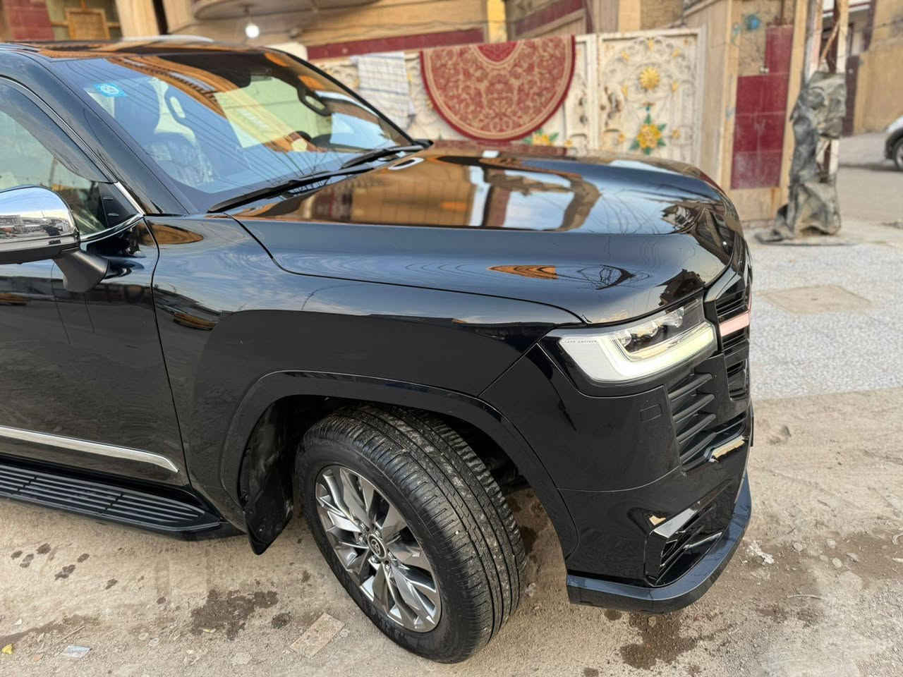 سلام عليكم لاند كروزر VX فول 1/1 كفالة عامة مغلفة PPF رقم مميز رقم بغداد ماشية 28الف رقم الهاتف/***********/***********
