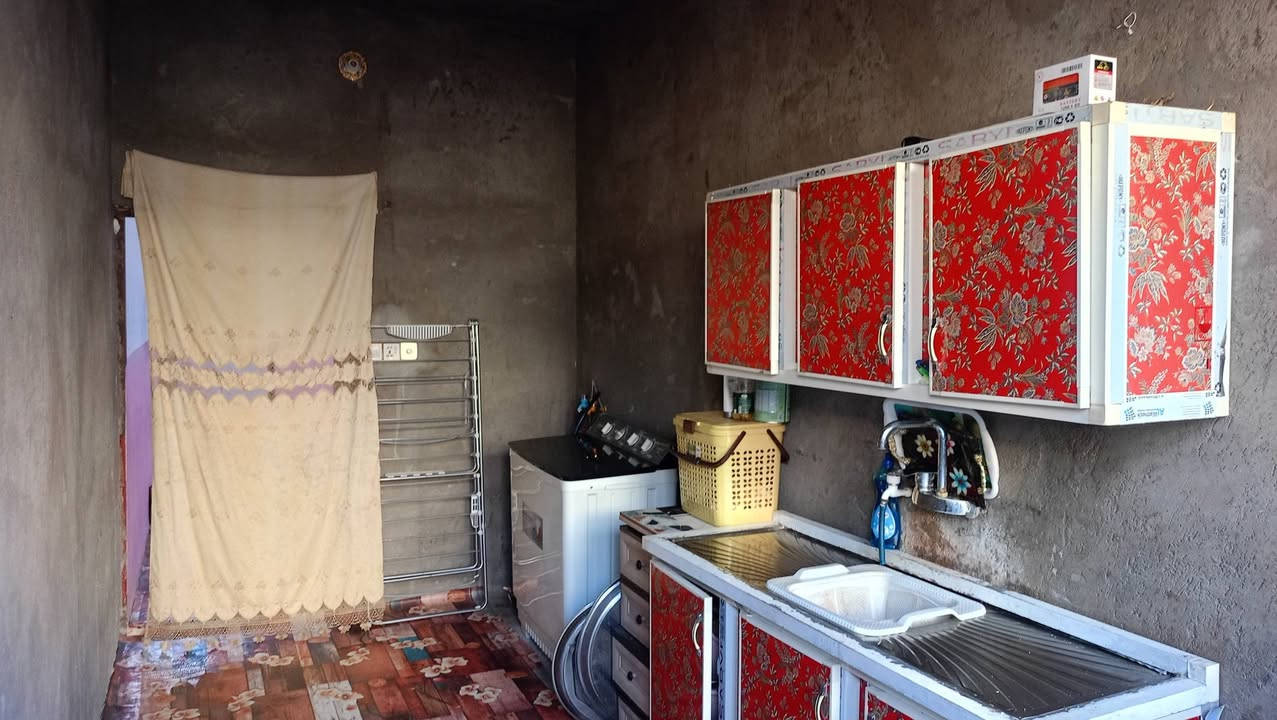 سلام عليكم 100 م للبيع حي ميسان قرب سكلة الكرعاوي
متكونه من غرفه وصاله ومطبخ واستقبال عوزها فقط بياض وارضية وتخاريج داخلية وخارجية  بناء نضيف 
للأستفسار ‏‪***********‬‏
