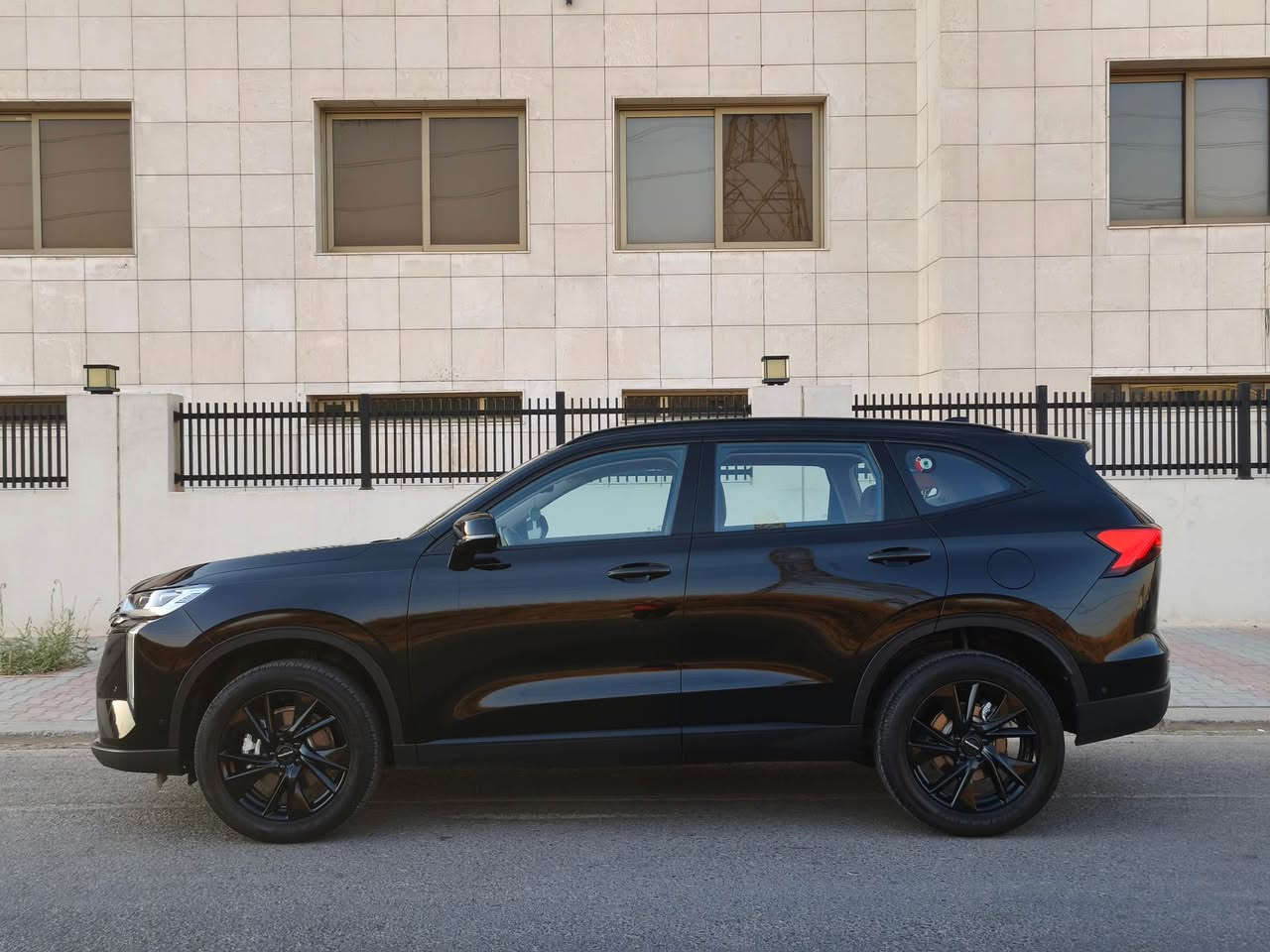 HAVAL H6 2026  HEV

هەڤاڵ h6 
مەکینە: ٤ پستۆن  ١.٥ تۆربۆ هایبرد
ماوەی ڕۆشتوو: ٩٣٠٠ کم

ناو قەیسی
کوشنی جلد و کارەبایی و سارد و گەرم
گەرمکەرەوەی سوکان
تەبرید مەرکەزی
هەرچوارجام ئەوتۆ
داتاشۆ
شاشەی گەورە
Carplay, android 
گێڕ لە سوکان
چوار مۆد لێخوڕین: comfort, eco, sport, snow
مۆدی لێخوڕینی نشێوی
ئەتۆ پارکینگ
لێخوڕینی زیرەک بۆ دواوە، ماوەی ٥٠ مەتر
برێک ئۆتۆماتیک
ئەوتۆهۆڵد 
تەحدید سورعە
لێخوڕینی زیرەک
وایەرلێس چارج
حەساسی باران بۆ جامی پێشەوەی
سلاید
٤ کامێرا
ڕادار
١٢ حەساس
لایت لید
ویل گەورە

سەیارەکە فول مواسەفاتە. ماوەی ٥ مانگە بە سفری لە شەریکەی نەهجلعراق دەرمکردووە. هەموو گیانی بەشەرت. 
١٠ ساڵ یان ١ ملیۆن کیلۆمەتر زەمانی شەریکە بۆ گێڕ و مەکینە. وە ٧ ساڵ یان ٧٠٠ کم هەزار زەمان بۆ کارەباییات.

*********** أربيل, العراق
