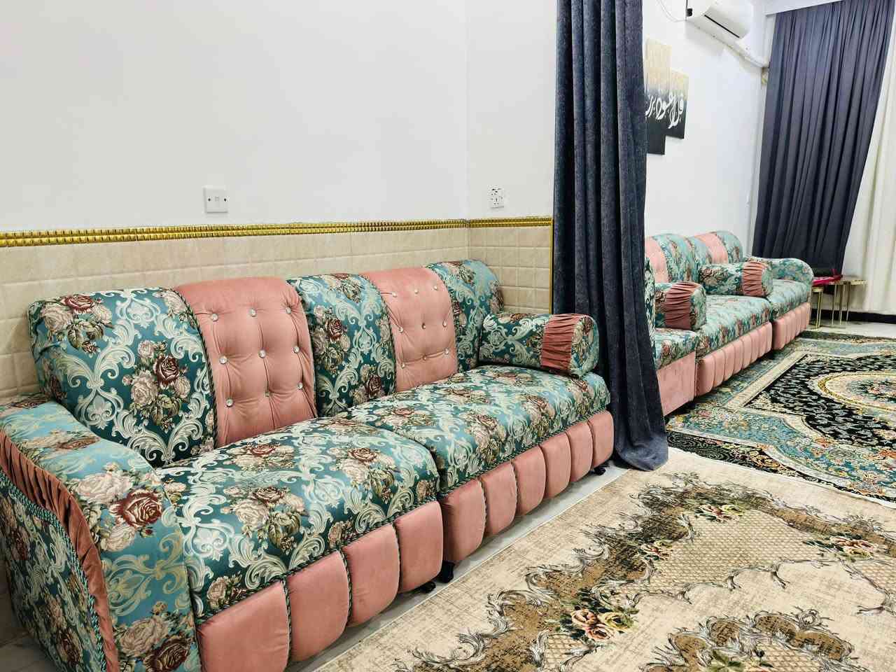 للبيع تخم ديوان نظيف وبحالة جيدة .
• التخم يتكون من 16 مقعد،  
• الشغل مو تجاري، الخشب عراقي أصلي من النوع المتين اللي ما يتعب.
• النظافة 90%، .
• اللون و التصميم: نقشات كلاسيكية وألوان ملكية ترهّم مع أغلب الديكورات.
السعر 350 الف
الاستفسار ***********
