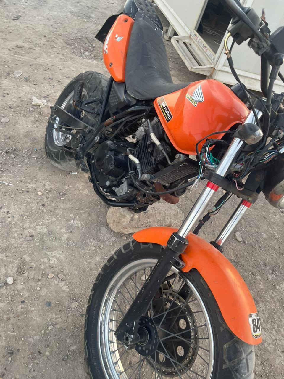 سلام عليكم  دراجه هونزده قفاز
الدراجه بيها بس دخانه متنقص
وصارلها ٣ أشهر طافيه
هسه جيت شغلها جاي دير سلف ونشطه بس متاخذ
بيعها على حطتها الي تفيده يتواصل على رقم ما متواجد على فيس
***********
