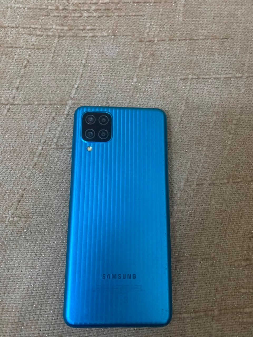 سلام عليكم جهاز سمسونج M12 مواصفات Samsung Galaxy M12:

* 📱 الشاشة: 6.5 إنش PLS LCD
* 🔄 معدل التحديث: 90Hz
* 📐 الدقة: HD+ (720×1600)
* ⚙️ المعالج: Exynos 850 ثماني النواة
* 💾 الرام: 4GB 
* 🗂️ التخزين:  128GB مع دعم microSD حتى 1TB
* 📷 الكاميرات الخلفية:
    * 48MP رئيسية
    * 5MP واسعة
    * 2MP ماكرو
    * 2MP للعزل
* 🤳 الكاميرا الأمامية: 8MP
* 🔋 البطارية: 5000mAh
* ⚡ الشحن: 15 واط
* 📡 الشبكة: يدعم شريحتين Nano SIM و4G
* 🔐 البصمة: على زر التشغيل الجانبي
* 🎧 منفذ سماعات: 3.5 ملم
* 🔌 منفذ الشحن: USB Type-C
* 🤖 النظام: Android مع واجهة One UI Core.  الكاميره32 بكسل طبعن الشاشه ما مكسوره بس الاصقه الجهاز استخدام نضيف جدان كلشي ما بي عاطل جهاز شرط دبل سيم سعر ١١٠ وبي مجال


**إذا كنت صاحب هذا الإعلان وتريد حذفه لأي سبب، رجاءا أرسل رسالة إلى الدعم الفني**