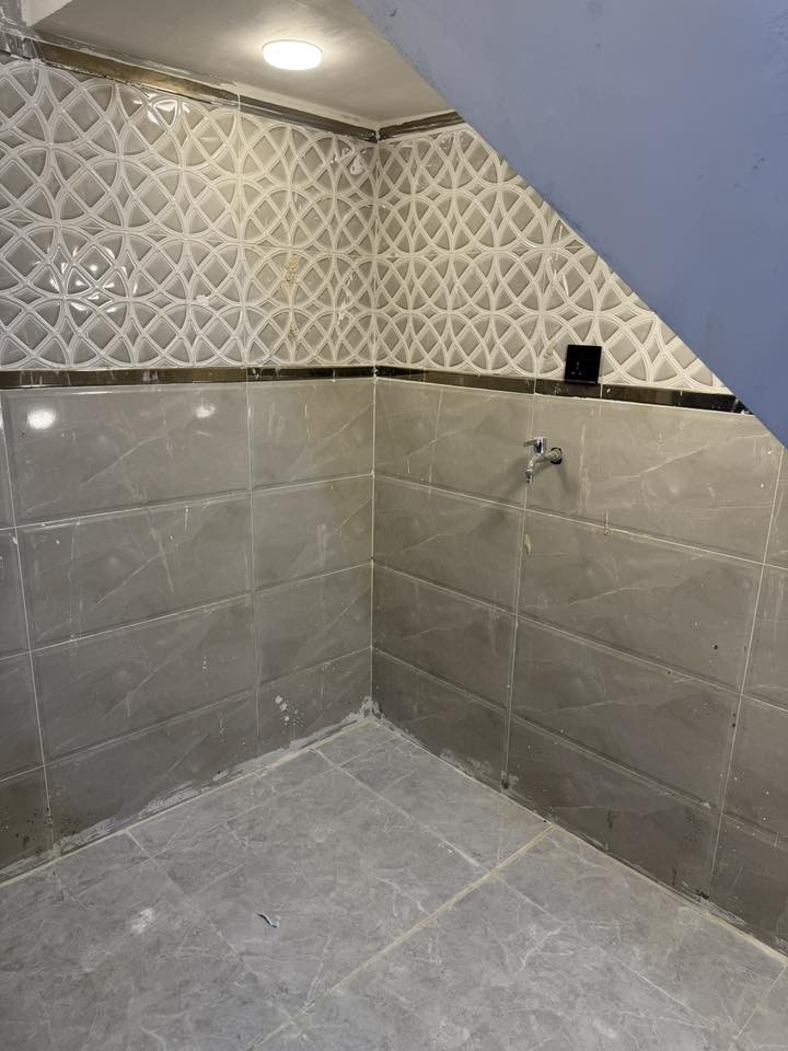 السلام عليكم بيت للبيع 50 متر بناء حديث مفاتح منطقه كامله الخدمات ماء مجاري كهرباء وتفاصيل داخل الفديو مكانه الدوانم شارع بيت حجي عنيد للستفسار هـ ***********// ***********
