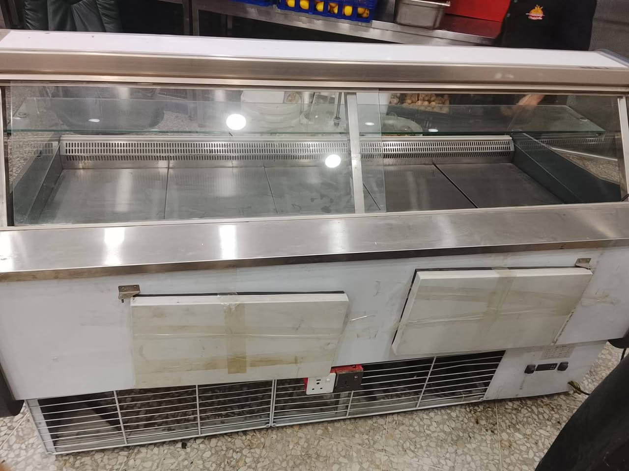 السلام عليكم برادات مال مطعم للبيع شغلات وبحاله جدا جيده نضافه فول ونوعيه ممتازه ومعروفه شركه الزان 

-واحد 2 قطعه كل قطعه 2 متر + ماطور 1 متر الطول الكلي 5 متر
-والثاني 2 متر مقوس استعمال قليل 

العنوان بغداد المنصور 

للاستفسار ***********
