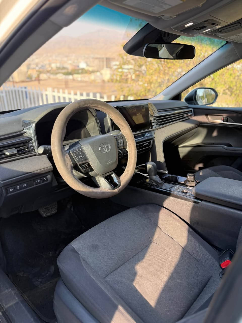 تويوتا كامرى ٢٠٢٥ هايبريد موه صفات ئه مريكى ئيل ئى ٥ پارچه و نيو بوياخه بى داخلى به لام من به حيزام ده فروشم به شه رتى سه قف و گير و مه كينه و ته حويل ته نها ئيرباگى شانى ته قيوه ٢٣ هه زارمايل رويشتوه سعرى ١٨٨وه ره قه و مه جاليكى زور كه م  موبايل *********** سوران, أربيل
