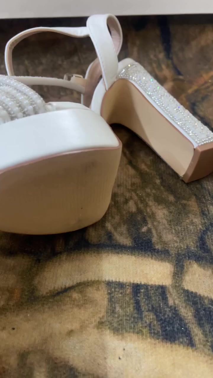 مرحبا
حذاء عروسات قياس 37
مملبوس ابد السعر اخذته (55)اريده 30


**إذا كنت صاحب هذا الإعلان وتريد حذفه لأي سبب، رجاءا أرسل رسالة إلى الدعم الفني**