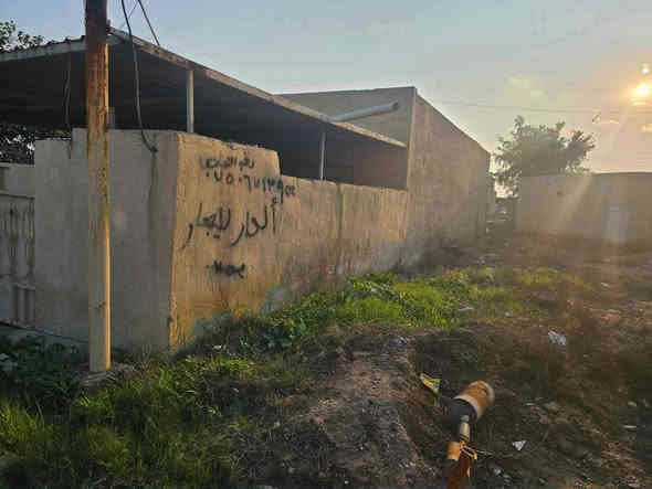 السلام عليكم يوجد بيت للبيع مساحة 300 متر طابو سكني في قرية عواد شارع دكتور جاسم رقم الهاتف للاتصال ***********  ابو حسين
