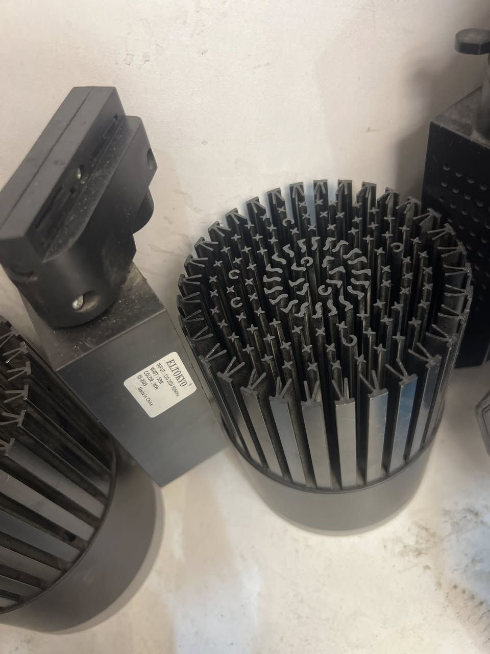 سوبر تراك لايت اصلي اصلي حجم كبير للبيع
استعمال بسيط 
سبب بيع حايط ناصي 
50W 
لون شمسي 
سعره 10 الف فقط 
12 قطع فقط بقت 
مكاني بغداد العامرية 
*********** اتصل واتساب
