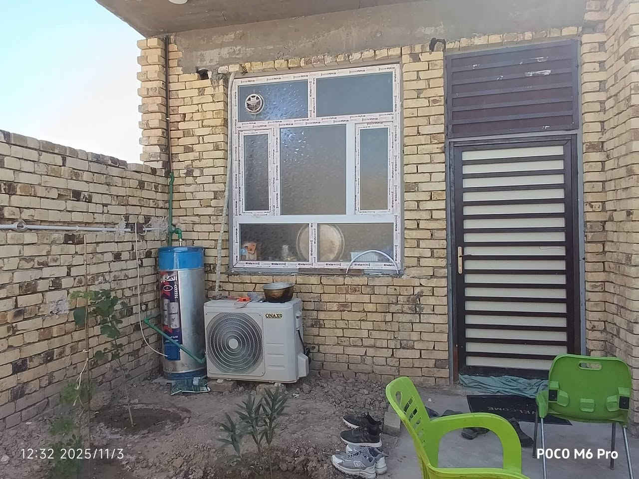 سلام عليكم اخواني بيت على حولي 6بيت عن شارع ابيعك 200م بي وصل من بلديه  رباط ارضي بناء طابوك وصب سقف بناء درجه اولى ماء وكهرباء ومجاري وخط مولد كامل بي نقص غرفتين وصاله لبخ وبياض وارضيه سعر مناسب شراي يتصل//***********
