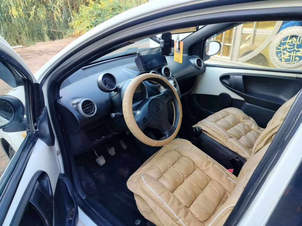 السلام عليكم بي واي دي f0 للبيع 2013 بصمه غرامات مصفرة سنويه بعدهي ما منتهية مكفولة من الضربة فقط اكو طخات بسيطة كهربائيات شغالة رقم دولي بغداد السيارة بسم اخوي مكان كوت  شاشة وكامرة وسماعت جديد صدر جديد تايرات تخم جديد تبريد كمبريسر واكف تدفئة شغالة السعر 35 بيهة مجال رقم ***********
