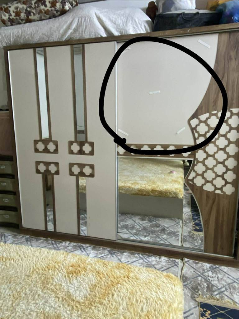 اسعد الله أوقاتكم بكل خير وسعادة
تخم غرفة النوم للبيع مستعمل بحاله جيده👍 
6 قطع.  ✌️ 
الكنتور فقط الجام مكسور كما موضح في الصورة
السعر 300. الف دينار وبي مجال انشالله
كركوك حي العسكري 🌹 👉
موبايل *********** 🌹 🌹 🌹 كركوك, العراق
