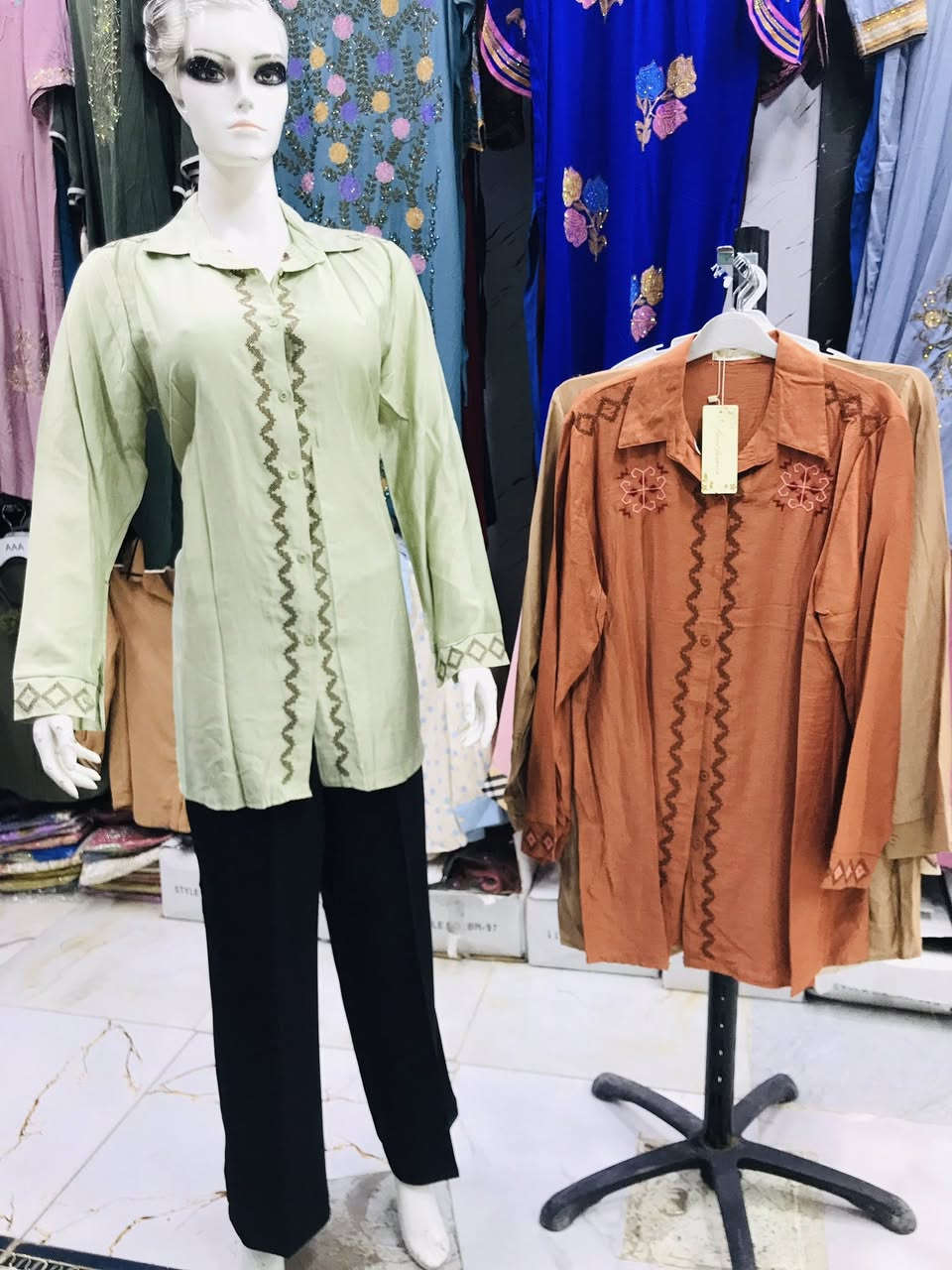 جديدنا.. القميص الطويل اللي يجمع الستر والجمال! ✨👗
​لكل وحدة تدور على "لوك" مريح ونازك، وفرنا لكم تشكيلة من القمصان الطويلة بتطريزات هندسية تخبل.
​الخامة: قماش ناعم وبارد، مثالي للأجواء المتغيرة.
​التفاصيل: تطريز ناعم على الصدر وردان لإضافة لمسة تراثية مودرن.
​الألوان: توفرت بألوان تجنن (السماوي، البيج، الزيتوني الفاتح، والآجري).
​📍 العنوان: المسيب - السوق الكبير - سوق محلات الذهب - مقابل أبو فاطمة للفرفوري.


**إذا كنت صاحب هذا الإعلان وتريد حذفه لأي سبب، رجاءا أرسل رسالة إلى الدعم الفني**