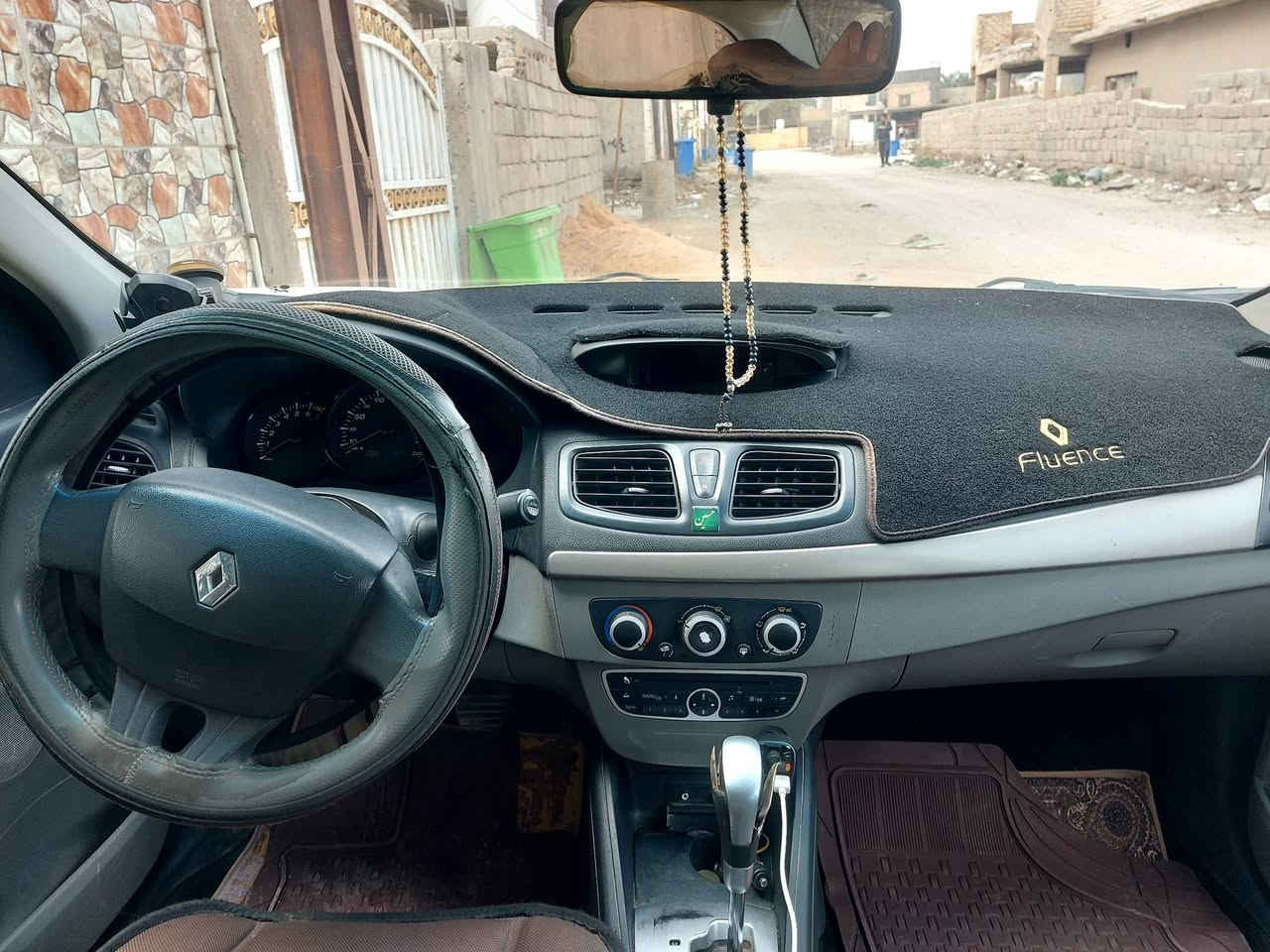 السلام عليكم رينو موديل ١٣ لا ضربه ولا صبغ بأسمي موجوده بغداد سياره جاهزه كير محرك حداديه كهربائيات كلها شغاله عارضه ٧٢ وبيها مجال هذا رقمي *********** وبيه واتساب
