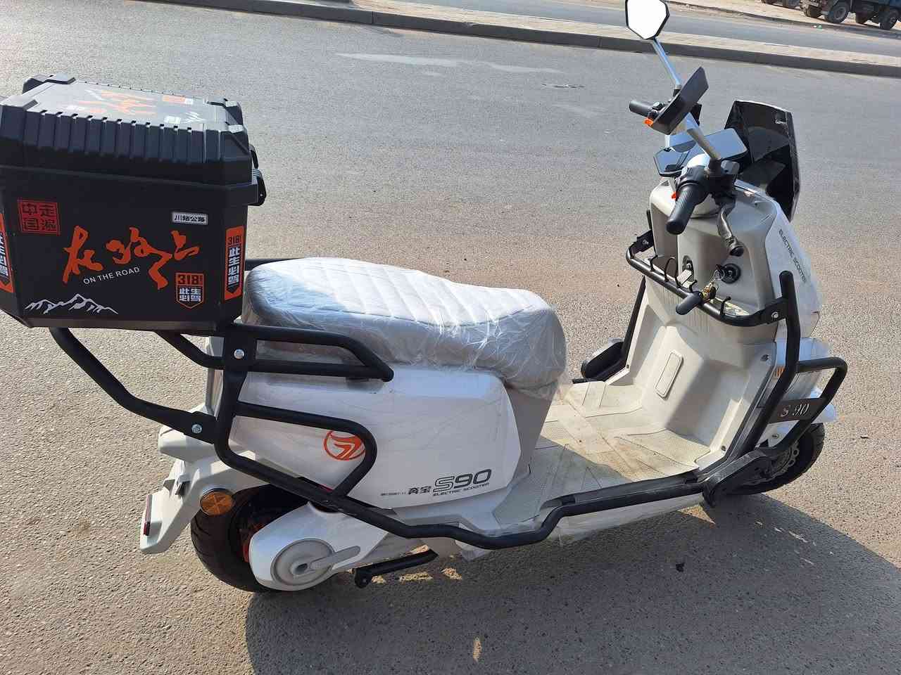 دراجة الشحن ملكة  اخت جديد ولا ضربه ولا شخطة  ست بطاريات مستطيل سرعه ٨١ سعرها ٩٠٠ وبيها مجال مكاني بياع وهذا رقمي واتساب ادخل علية ***********
