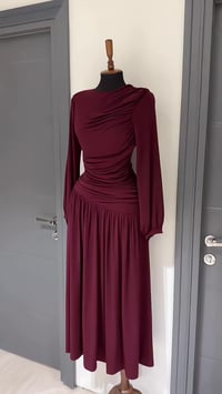 فستان • خامة ساندي ايطالي • مقاسات ٣٨-٤٨