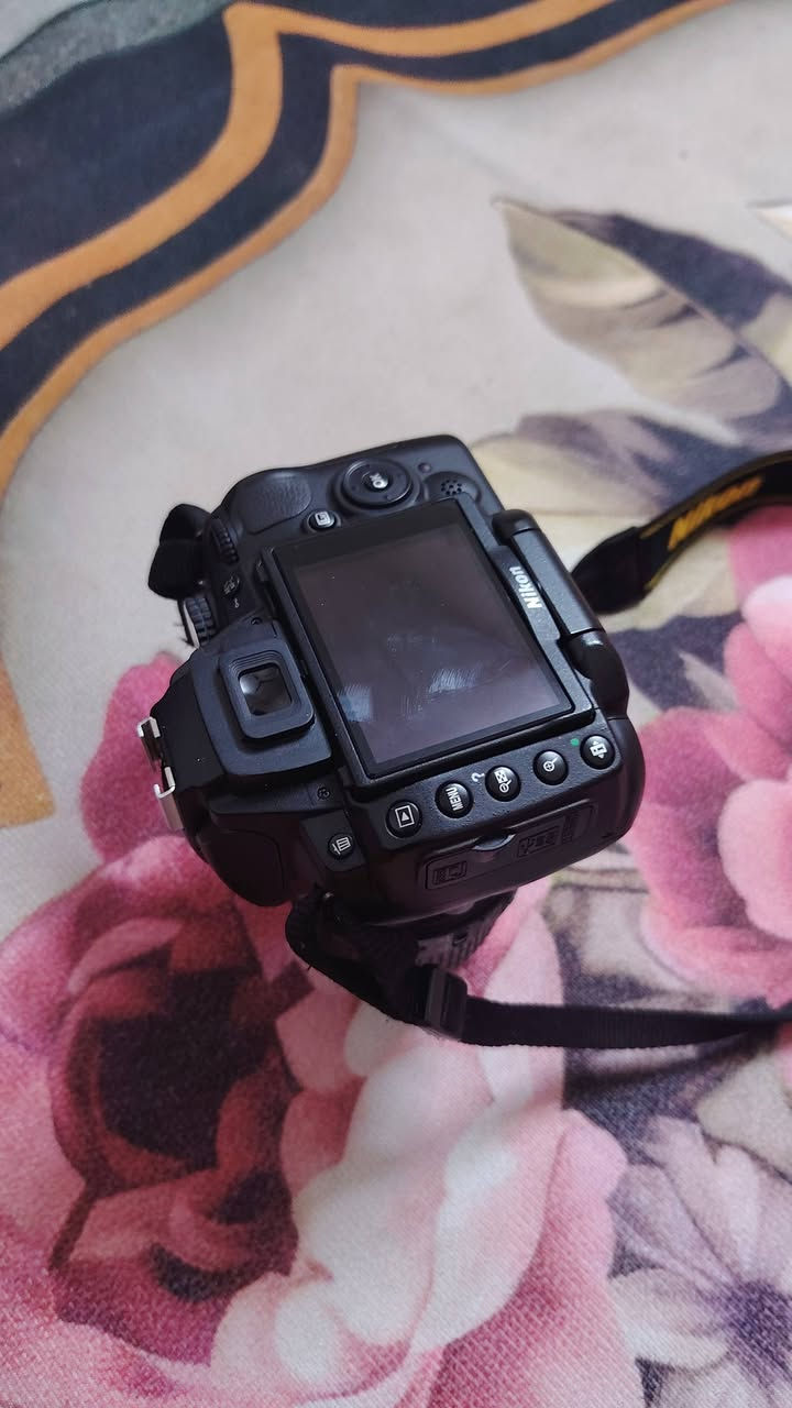 نيكون 5000d وياه جميع ملحقاته السعر 300   و بيه مجال


**إذا كنت صاحب هذا الإعلان وتريد حذفه لأي سبب، رجاءا أرسل رسالة إلى الدعم الفني**