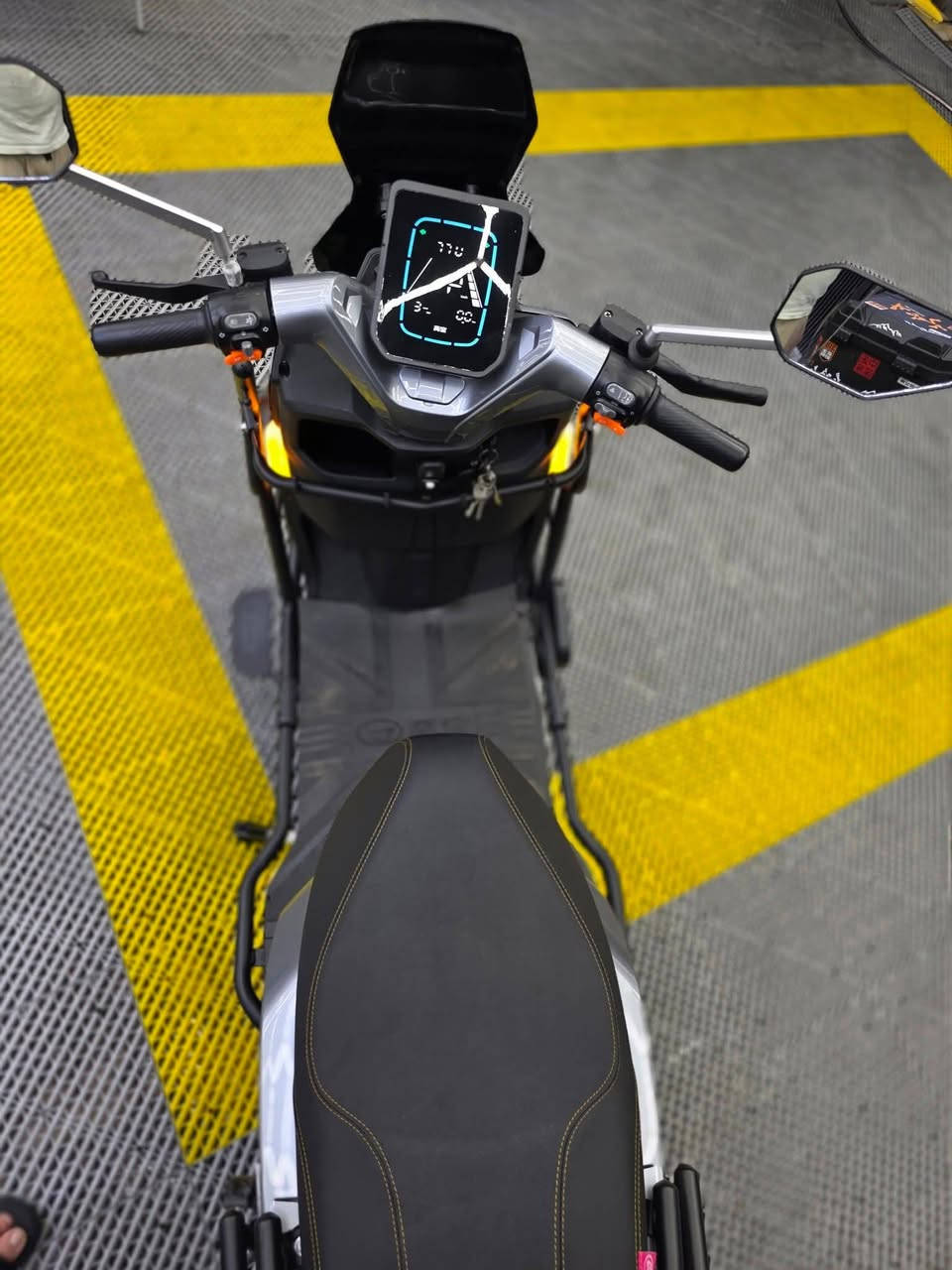 دراجة شحن للبيع سعر ٩٥٠ الف قفل جديدة بمعنى الكلمه ولازلغ بيهه استخدام بيتي سرعه ٨٥ حقيقي استخدام بيتي كلش قليل فقط المرايات تريد تبدلهن لو تصلحهن راخيات من القاعده
٦ بطاريات حجم كبير ...
* الدراجه مسويلهه نانو سيراميك ضمان ٣سنوات ومغلف ppf للشاشه والبيانو بلاك 
رقمي *********** 
مكاني بغداد القاهره او سيطرة الشعب ...
