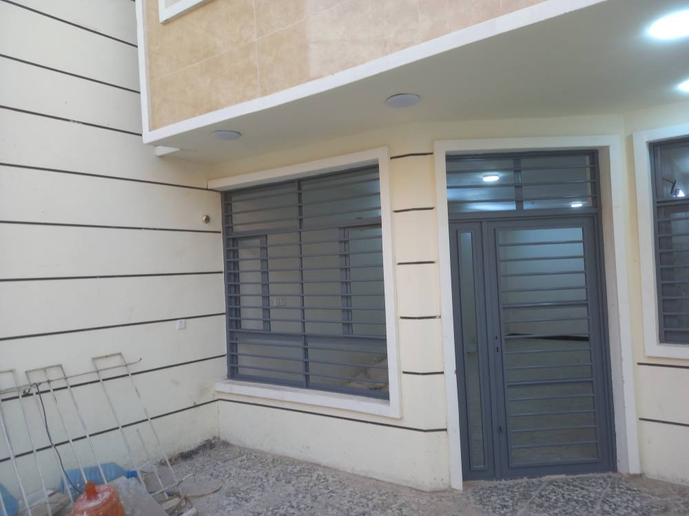 دار130 متر  طابو صرف سكني للبيع طابقين بناء جديد 2024صب كونكريت مسلح  درجه اولى 
الطابق الارضي / مدخلين للصاله والمطبخ  وحمام كبير وغرفه كبير وكراج يكفي سياره ومنور وحمام  
الطابق الثاني / ثلاث غرف نوم كبيره وحمام 
الدار كامل ويسلم مباشره بعد فتح البيان بالطابو والدار غير مشمول بالاجراءات الجديده وضع المبلغ بالمصرف وممكن ان يباع على المبادره 
السعر 279 مليون قابل للتفاوض 
الموقع الدوره شارع ٦٠ خلف أسواق الخير*********** للاستفسار واتساب مهندس حسين لارسال الصور وموقع GPS بغداد, العراق
