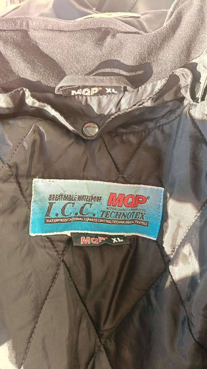 قماصل اوربي باله ووتر بروف ضد الهواء والماء 
فول سيفتي حماية كامل اجزاء الجسم 
سعر القطعه 20 الف 
مكاني بغداد زيونه 
***********
