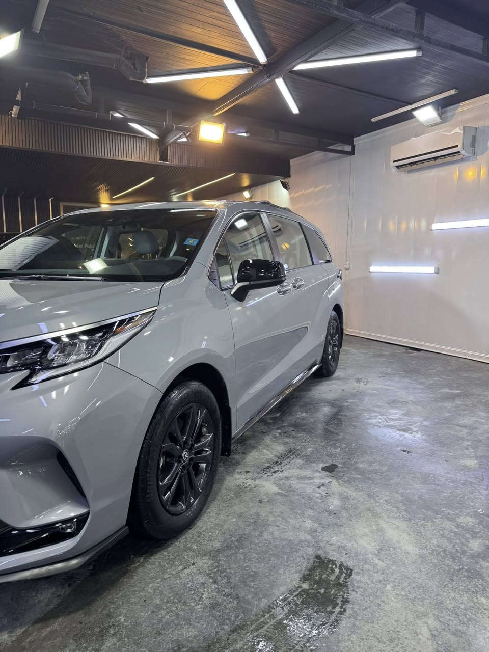 بسم الله الرحمن الرحيم
من رخصة مدير الاكروب اعادة النشر بسبب تنزيل السعر 

تويوتا سينا موديل 2024 مواصفات xse يعني فول مواصفات 

حادث خلفي كلش بسيط السيارة بدون ايرباك وصور الحادث مرفقة بلمنشور ماشية  تقريباً 18 mi السيارة حيييل نضيفة البجم كبس

السعر ٣٠٠$ 

اني مكلف بلنشر وغير متواجد على النت 

مكان السيارة بغداد

هذا رقم صاحب السيارة 

***********

***********
