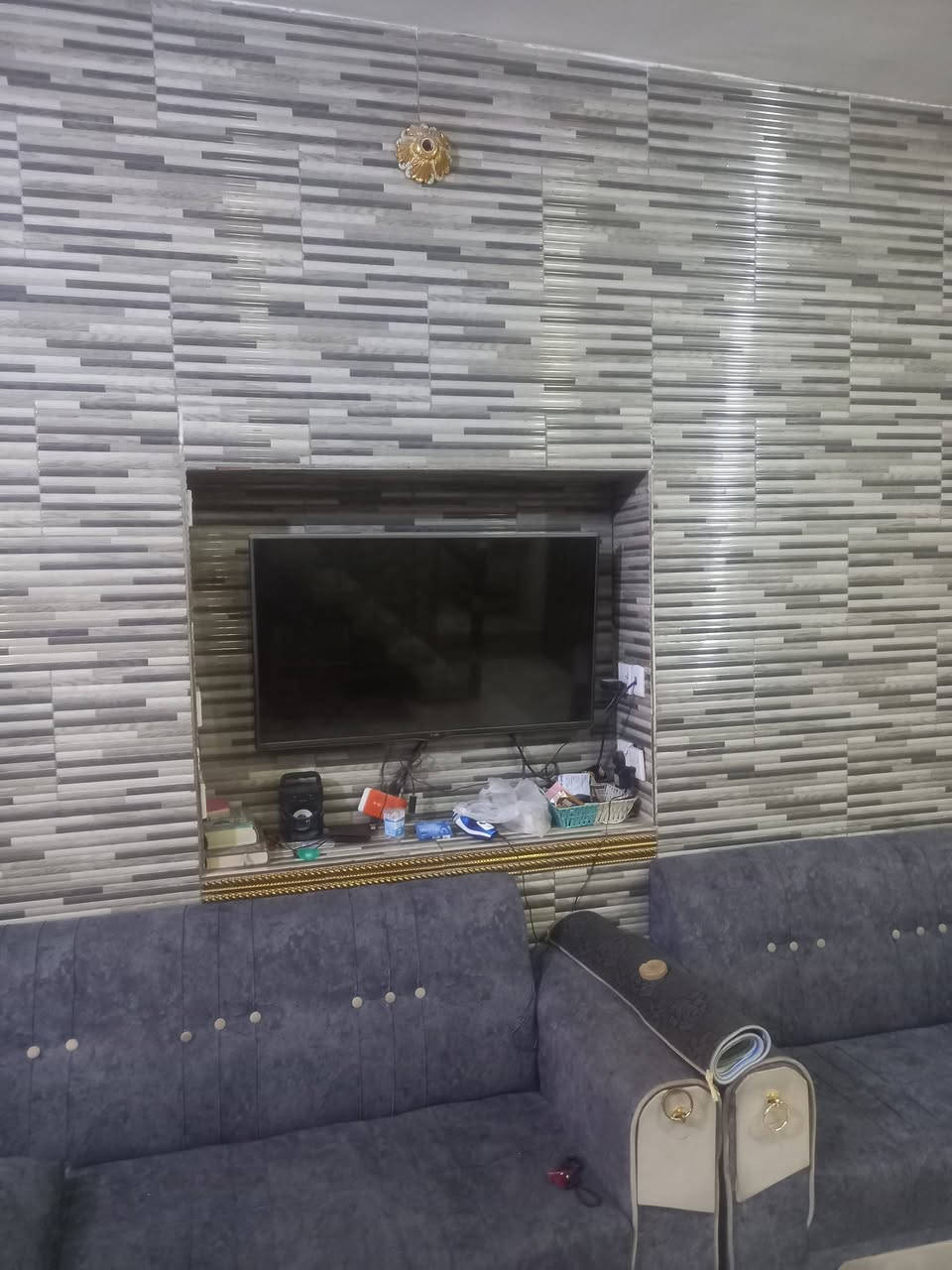 سلام عليكم بيت للبيع بلديات ضباط طابو صرف باسمي ع شارع عريض ١٠٠ متر مع تشجير ٤٠ متر البيت بناء حديث قاطين مسلح يحتوي ع ستقبال ومطبخ وصاله وغرفه منام ومنور وصحيات عدد ٢ وحده خارجيه وحده داخليه القاط ثاني غرفتين مع صاله وصحيات سطح شتايكر جديد رقم الهاتف *********** واتساب موجود سعر 190مليون وبي مجال كلش قليل
