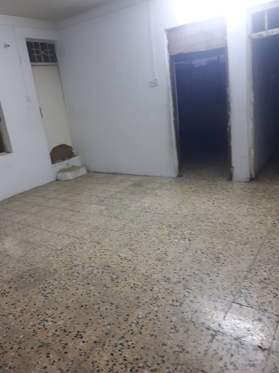 طابق ثاني للإيجار يتكون من ثلاثة غرف وهول وصحيات ومطبخ وبيتونه العنوان حي التاميم قرب جامع محمد الفائق سعر للإيجار ٢٠٠ الف ***********
