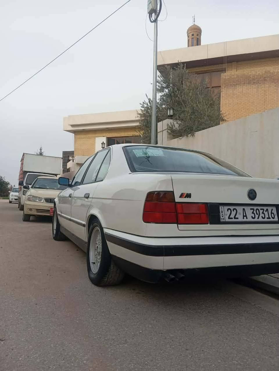 ١٩٩٣
دووپارچەیە جەمپی پێش و پشتی هەیە خەفیف دۆسەی لای سایەقی گرتووە بڕەک سەیارەیەکی توند و تۆڵە و سەنەوی نوێیە وگێڕ ومەکینە خاوێنە ماڵی دۆستە و مەسروفی تیا نیە سعری ‌‌ ٦٠ وەرەقە و مجال
*********** 
نامە مەنێرە موشتەری تەلەفون لۆ ئەوڕەقەمەی بکە أربيل, العراق
